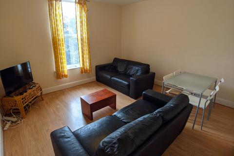 3 bedroom flat to rent, Derby Road, Manchester M14