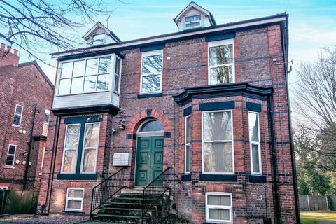 3 bedroom flat to rent, Derby Road, Manchester M14