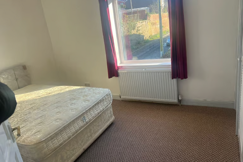 1 bedroom in a house share to rent, Burnaby Street, Oldham OL8