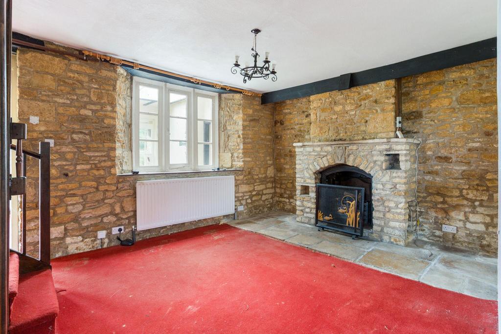 https://media.onthemarket.com/properties/16180396/1519639684/image-5-1024x1024.jpg