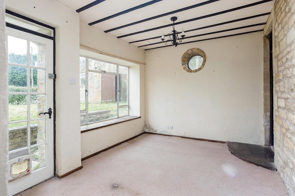 https://media.onthemarket.com/properties/16180396/1519639684/image-8-1024x1024.jpg