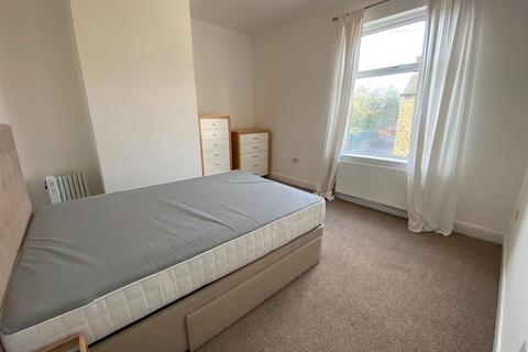 3 bedroom end of terrace house to rent, Thornville Walk, Dewsbury