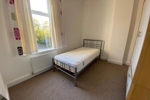 3 bedroom end of terrace house to rent, Thornville Walk, Dewsbury