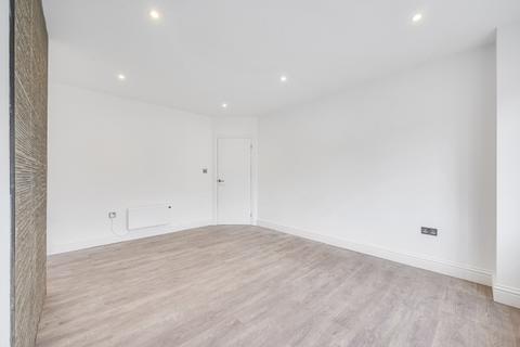 2 bedroom apartment to rent, Friern Park London N12