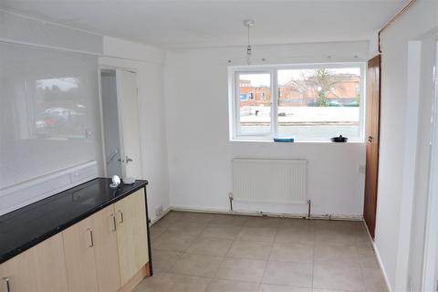 2 bedroom flat to rent, High Street, Aldridge