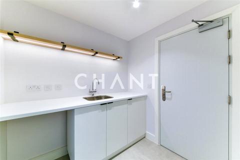 4 bedroom detached house to rent, Park Avenue, London, EN1