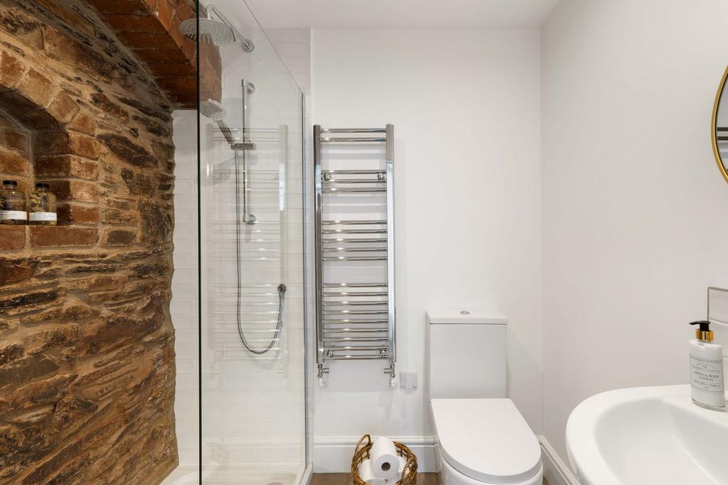 100 Victoria Road, Dartmouth Bed 1 Ensuite...