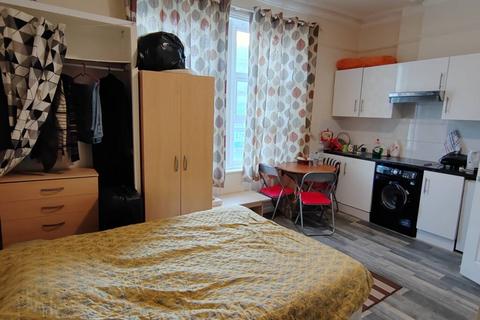 Studio to rent, High Road, London NW10