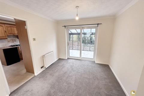 3 bedroom detached house to rent, Birchtree Close, Wakefield WF1