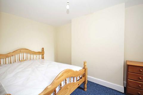 2 bedroom flat to rent, Killyon Road, London SW8