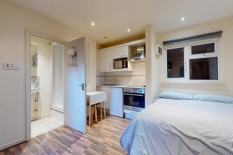 Studio to rent, Chichele Road