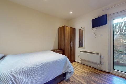 Studio to rent, Chichele Road