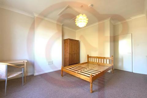 Studio to rent, Lynton Road, Acton, W3