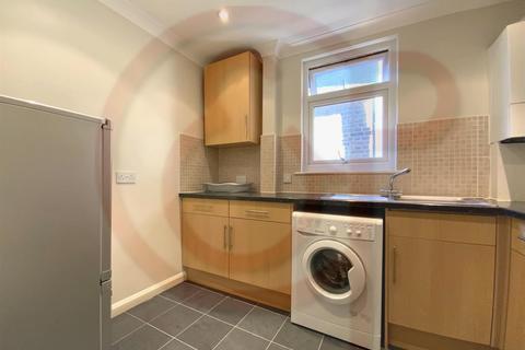 Studio to rent, Lynton Road, Acton, W3