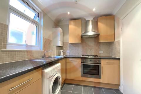 Studio to rent, Lynton Road, Acton, W3