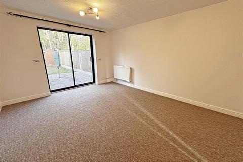 2 bedroom terraced house to rent, Spray Close, Nottingham NG4