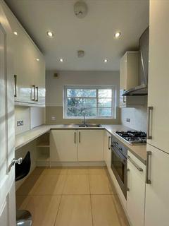 3 bedroom flat to rent, Glenhill Close, London