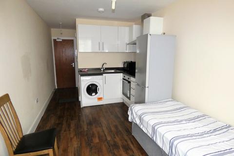 Studio to rent, Staines Road, Bedfont, Feltham