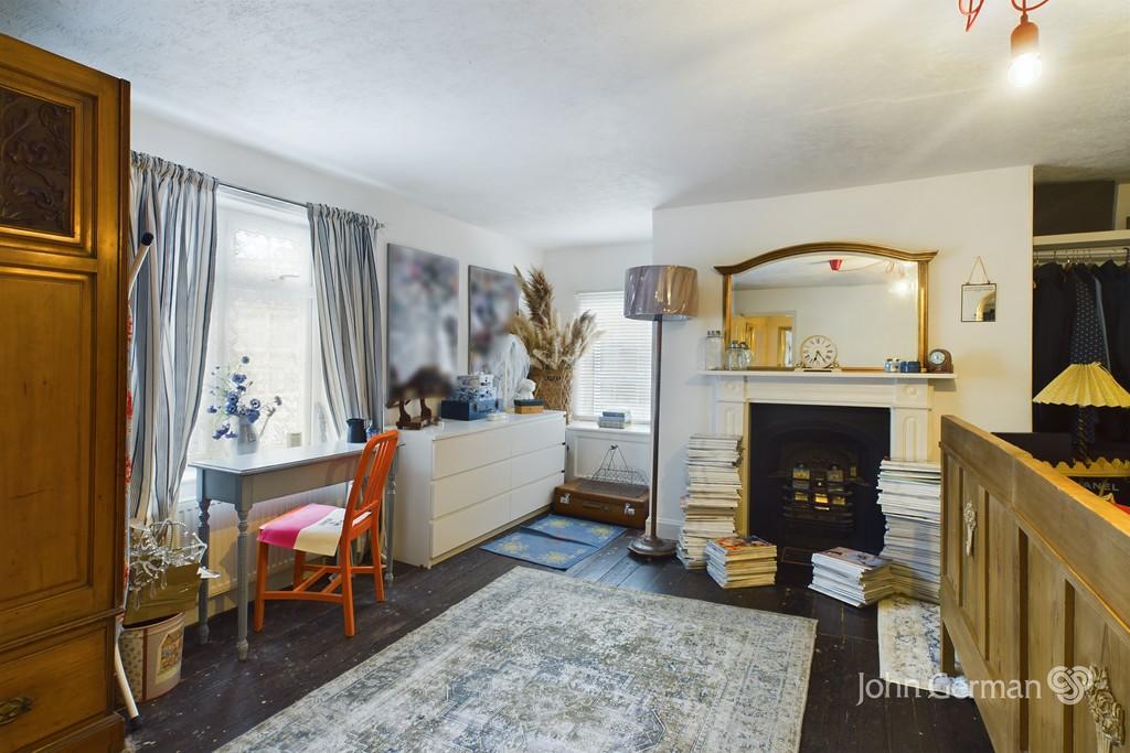 https://media.onthemarket.com/properties/16181242/1519652760/image-16-1024x1024.jpg