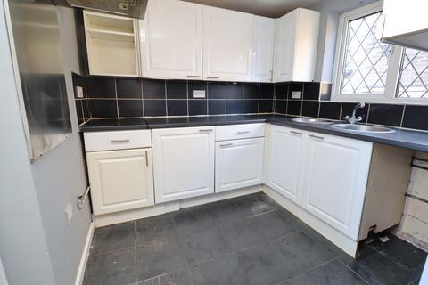 3 bedroom semi-detached house to rent, Linden Grove, Doncaster DN12