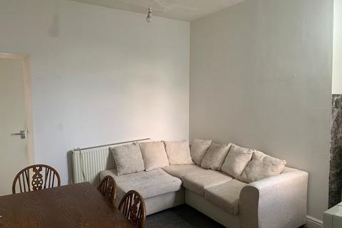 2 bedroom flat to rent, Lightbowne Road, Manchester