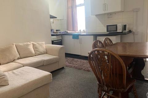 2 bedroom flat to rent, Lightbowne Road, Manchester