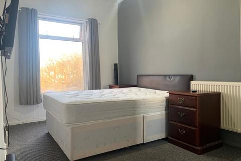 2 bedroom flat to rent, Lightbowne Road, Manchester