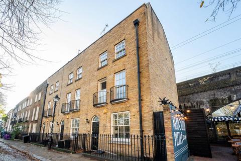 4 bedroom end of terrace house for sale, Paradise Row, Bethnal Green, London, E2