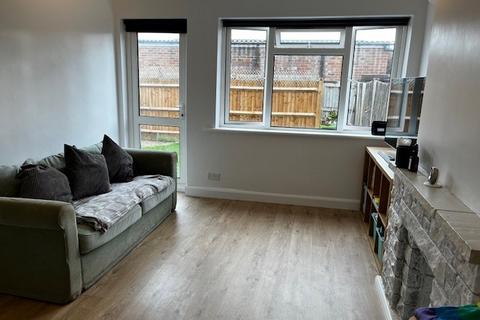 2 bedroom ground floor maisonette to rent, St. Philips Avenue, Worcester Park KT4