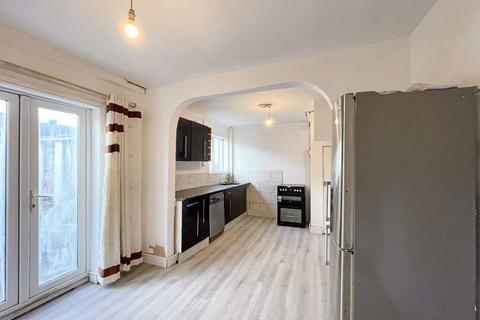 5 bedroom terraced house to rent, Harcourt Avenue, Edgware