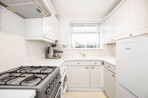 2 bedroom flat for sale, Sharon Court, Hadlow Road, Sidcup, DA14 4AE