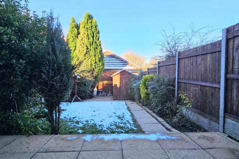 3 bedroom semi-detached house to rent, Kirkham Way, Tipton