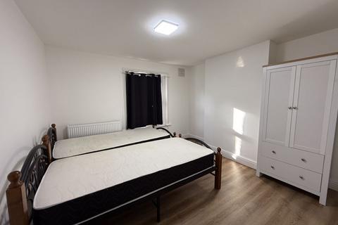 2 bedroom terraced house to rent, Hamilton Road, Southall, UB1