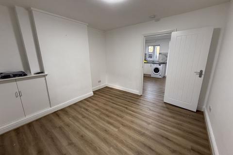 2 bedroom terraced house to rent, Hamilton Road, Southall, UB1