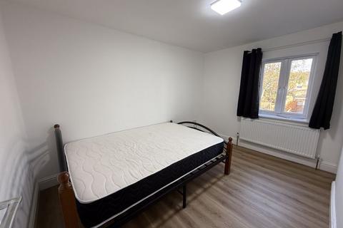 2 bedroom terraced house to rent, Hamilton Road, Southall, UB1