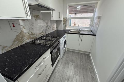 2 bedroom apartment to rent, Willowbrook Road, Southall, UB2