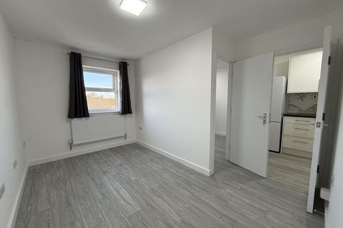 2 bedroom apartment to rent, Willowbrook Road, Southall, UB2