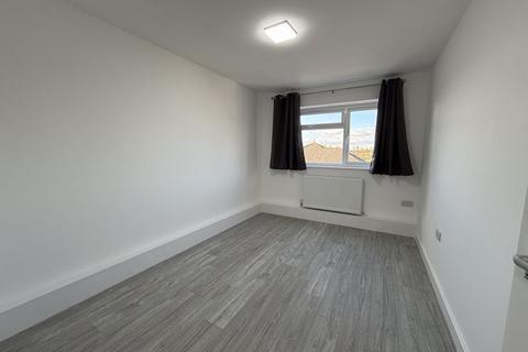 2 bedroom apartment to rent, Willowbrook Road, Southall, UB2