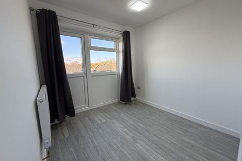 2 bedroom apartment to rent, Willowbrook Road, Southall, UB2