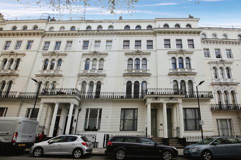 1 bedroom in a house share to rent, Kensington Gardens Square