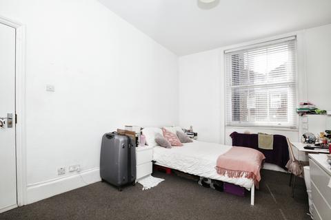 1 bedroom in a house share to rent, Kensington Gardens Square