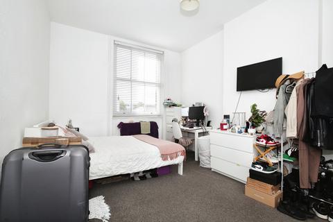 1 bedroom in a house share to rent, Kensington Gardens Square