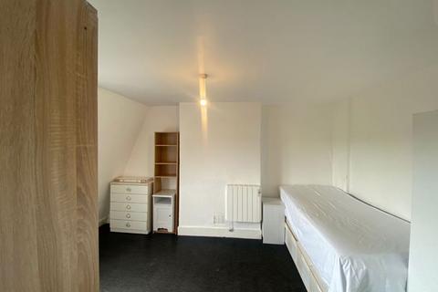 1 bedroom in a flat share to rent, Spacious bedsit in Kilburn