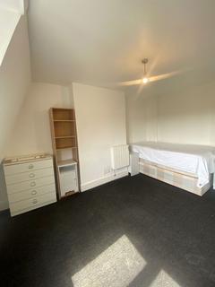 1 bedroom in a flat share to rent, Spacious bedsit in Kilburn