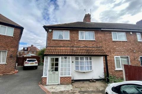 3 bedroom terraced house to rent, Crofton Close, NG8