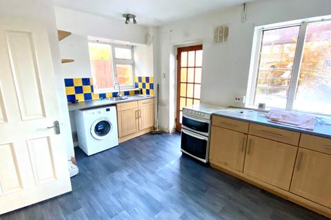 3 bedroom terraced house to rent, Crofton Close, NG8