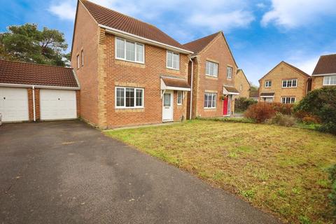 4 bedroom detached house to rent, Bishop Close, Poole BH12