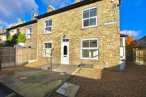 2 bedroom end of terrace house to rent, Salisbury Terrace