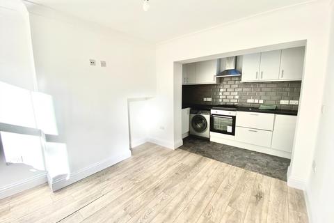 2 bedroom end of terrace house to rent, Salisbury Terrace