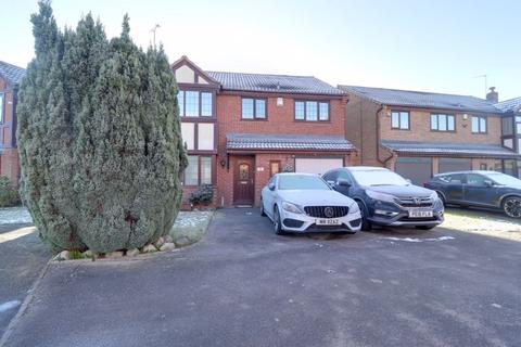 4 bedroom detached house to rent, Malvern Close, Stafford ST17